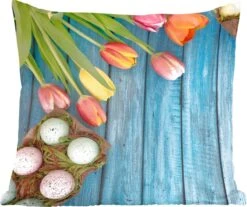 Sierkussen - Paaseieren En Kleurrijke Tulpen Tijdens Pasen Op Een Houten Ondergrond