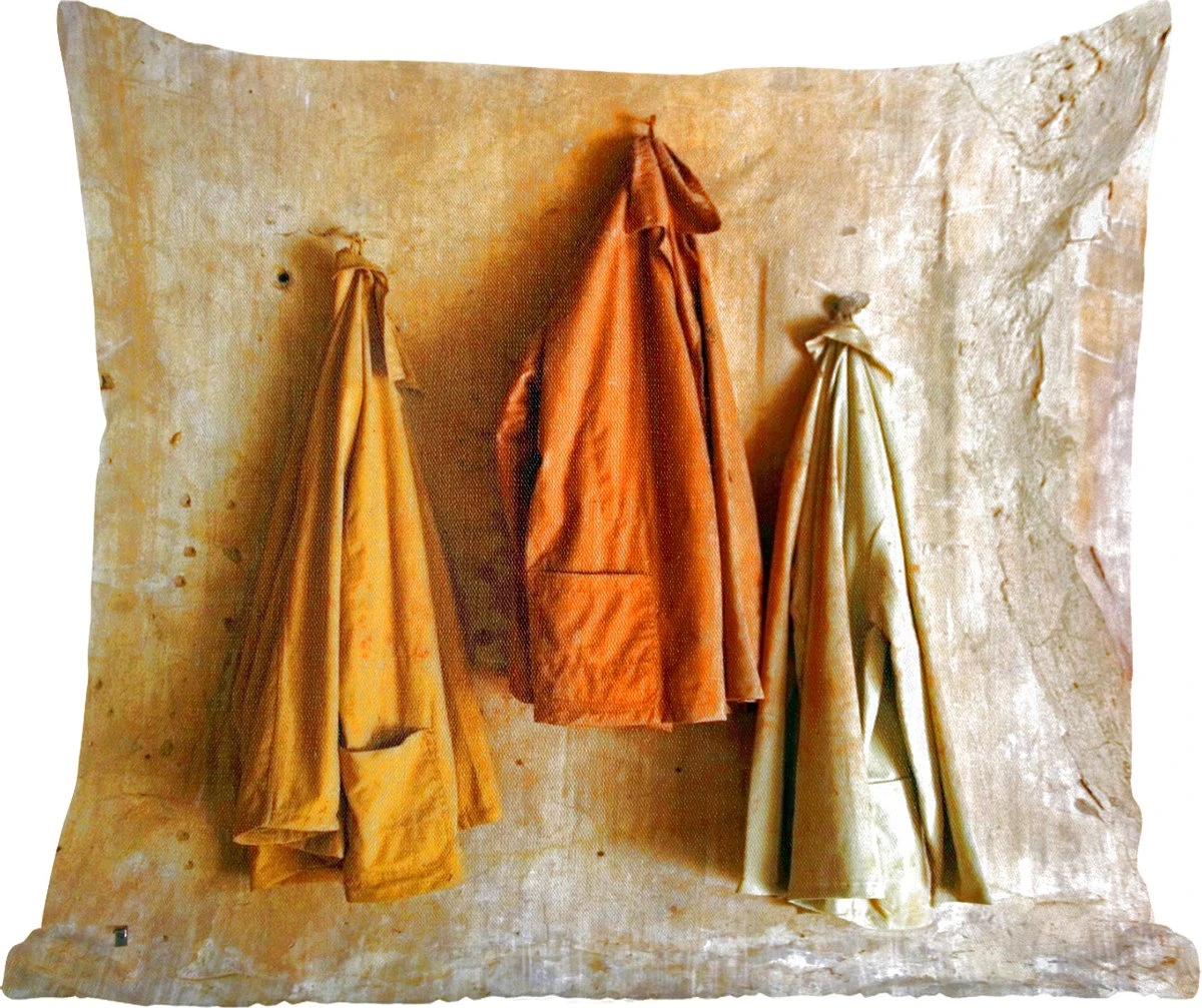 Sierkussens - Kussen - Jassen Aan Een Okergele Muur - 50x50 Cm - Kussen Van Katoen 3 Sierkussens - Kussen - Jassen Aan Een Okergele Muur - 50x50 Cm - Kussen Van Katoen