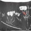 Sierkussens - Kussentjes Woonkamer - 40x40 Cm - Zwart-wit Foto Van Een Rode Lieveheersbeestje Op Een Plant -Pillowmonkey 1200x1007 2