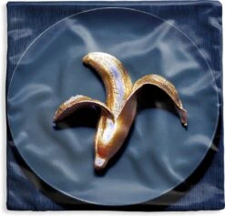 Kussenhoes 40x40 Cm - Gouden Banaan Op Een Donkere Achtergrond - Katoen / Polyester - Voor Binnen