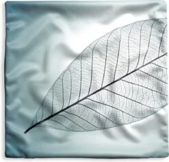 Kussenhoes 40x40 Cm - Beeld Van Een Bladskelet Van Botanisch Blad Met De Kleur Cyaan - Katoen / Polyester - Voor Binnen