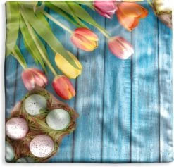 Kussenhoes 45x45 Cm - Paaseieren En Kleurrijke Tulpen Tijdens Pasen Op Een Houten Ondergrond - Katoen / Polyester - Voor Binnen