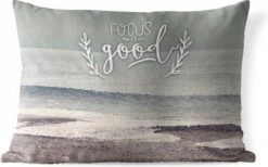 Buitenkussens - Tuin - Quote Voor Thuis 'Focus On The Good' En Een Achtergrond Met De Zee - 60x40 Cm