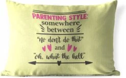 Buitenkussens - Tuin - Moederdag Quote Parenting Style Tegen Een Gele Achtergrond - 60x40 Cm