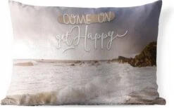 Buitenkussens - Tuin - Quote Voor Thuis 'Come On Get Happy' En Een Achtergrond Met De Zee - 60x40 Cm