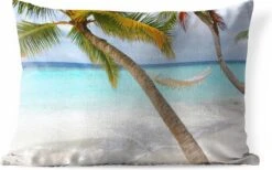 Sierkussen Hangmat Op Het Strand Voor Buiten - Een Hangmat Zit Vast Aan Twee Palmbomen - 50x30 Cm - Rechthoekig Weerbestendig Tuinkussen / Tuinmeubelkussen Van Polyester