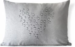 Sierkussen Druppels Voor Buiten - Druppeltjes Water Die Het Hart Vormen - 60x40 Cm - Rechthoekig Weerbestendig Tuinkussen / Tuinmeubelkussen Van Polyester