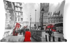 Buitenkussens - Tuin - Zwart-wit Foto Van Een Vrouw In Een Rode Jurk - 50x30 Cm