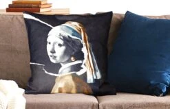 Kussenhoes 60x60 Cm - Meisje Met De Parel - Goud - Zwart - Wit - Katoen / Polyester - Voor Binnen -Pillowmonkey 1200x771 185