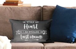 Kussenhoes 50x30 Cm - Quote ''he Stole My Heart So I Am Stealing His Last Name'' Tegen Zwarte Achtergrond - Katoen / Polyester - Voor Binnen -Pillowmonkey 1200x771 261