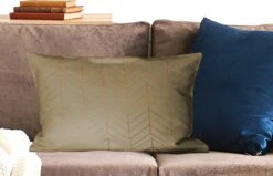 Sierkussens - Kussen - Luxe Patroon Van Glimmende En Gouden Lijnen Op Een Donkergroene Achtergrond - 60x40 Cm - Kussen Van Katoen -Pillowmonkey 1200x771 380