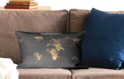 Sierkussens - Kussen - Goudkleurige Wereldkaart Op Een Zwarte Achtergrond Met Een Beetje Goud - 50x30 Cm - Kussen Van Katoen -Pillowmonkey 1200x771 395