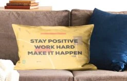Sierkussens - Kussen - Motiverende Quote 'Stay Positive, Work Hard Op Een Gele Achtergrond - 60x40 Cm - Kussen Van Katoen -Pillowmonkey 1200x771 414