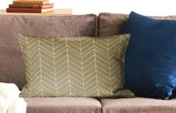 Sierkussens - Kussen - Luxe Patroon Van Lichtgouden Lijnen Tegen Een Donkergroene Achtergrond - 60x40 Cm - Kussen Van Katoen -Pillowmonkey 1200x771 464