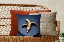 Kussenhoes 40x40 Cm - Gouden Banaan Op Een Donkere Achtergrond - Katoen / Polyester - Voor Binnen -Pillowmonkey 1200x800 1042