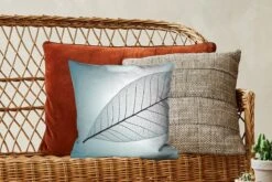 Kussenhoes 40x40 Cm - Beeld Van Een Bladskelet Van Botanisch Blad Met De Kleur Cyaan - Katoen / Polyester - Voor Binnen -Pillowmonkey 1200x800 1121
