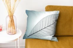 Kussenhoes 40x40 Cm - Beeld Van Een Bladskelet Van Botanisch Blad Met De Kleur Cyaan - Katoen / Polyester - Voor Binnen -Pillowmonkey 1200x800 1122