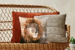 Kussenhoes 40x40 Cm - Leeuw - Krant - Kleuren - Katoen / Polyester - Voor Binnen -Pillowmonkey 1200x800 1160