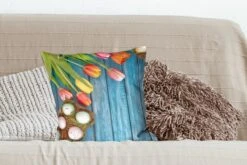 Kussenhoes 45x45 Cm - Paaseieren En Kleurrijke Tulpen Tijdens Pasen Op Een Houten Ondergrond - Katoen / Polyester - Voor Binnen -Pillowmonkey 1200x800 1183