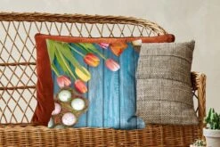 Kussenhoes 45x45 Cm - Paaseieren En Kleurrijke Tulpen Tijdens Pasen Op Een Houten Ondergrond - Katoen / Polyester - Voor Binnen -Pillowmonkey 1200x800 1184