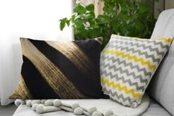 Sierkussens - Kussen - Gouden Verfstrepen Op Een Zwarte Achtergrond - 60x40 Cm - Kussen Van Katoen -Pillowmonkey 1200x800 1310