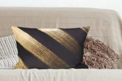 Sierkussens - Kussen - Gouden Verfstrepen Op Een Zwarte Achtergrond - 60x40 Cm - Kussen Van Katoen -Pillowmonkey 1200x800 1311