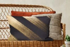 Sierkussens - Kussen - Gouden Verfstrepen Op Een Zwarte Achtergrond - 60x40 Cm - Kussen Van Katoen -Pillowmonkey 1200x800 1312