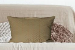 Sierkussens - Kussen - Luxe Patroon Van Glimmende En Gouden Lijnen Op Een Donkergroene Achtergrond - 60x40 Cm - Kussen Van Katoen -Pillowmonkey 1200x800 1426