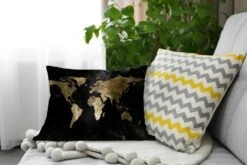 Sierkussens - Kussen - Goudkleurige Wereldkaart Op Een Zwarte Achtergrond Met Een Beetje Goud - 50x30 Cm - Kussen Van Katoen -Pillowmonkey 1200x800 1508
