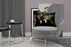 Sierkussens - Kussen - Goudkleurige Wereldkaart Op Een Zwarte Achtergrond Met Een Beetje Goud - 50x30 Cm - Kussen Van Katoen -Pillowmonkey 1200x800 1510