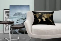 Sierkussens - Kussen - Goudkleurige Wereldkaart Op Een Zwarte Achtergrond Met Een Beetje Goud - 50x30 Cm - Kussen Van Katoen -Pillowmonkey 1200x800 1511