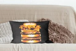 Sierkussens - Kussentjes Woonkamer - 50x30 Cm - Gouden Hamburger Op Een Zwarte Achtergrond. -Pillowmonkey 1200x800 1516