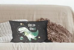 Sierkussens - Kussentjes Woonkamer - 50x30 Cm - Quotes - 'Hello Dino' - Spreuken - Jongens - Kids - Kinderen -Pillowmonkey 1200x800 1572