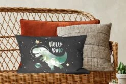 Sierkussens - Kussentjes Woonkamer - 50x30 Cm - Quotes - 'Hello Dino' - Spreuken - Jongens - Kids - Kinderen -Pillowmonkey 1200x800 1573
