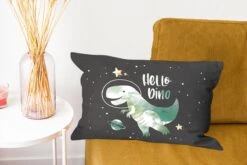 Sierkussens - Kussentjes Woonkamer - 50x30 Cm - Quotes - 'Hello Dino' - Spreuken - Jongens - Kids - Kinderen -Pillowmonkey 1200x800 1574