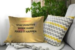 Sierkussens - Kussen - Motiverende Quote 'Stay Positive, Work Hard Op Een Gele Achtergrond - 60x40 Cm - Kussen Van Katoen -Pillowmonkey 1200x800 1612