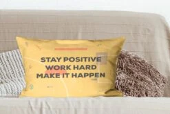 Sierkussens - Kussen - Motiverende Quote 'Stay Positive, Work Hard Op Een Gele Achtergrond - 60x40 Cm - Kussen Van Katoen -Pillowmonkey 1200x800 1613