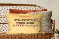 Sierkussens - Kussen - Motiverende Quote 'Stay Positive, Work Hard Op Een Gele Achtergrond - 60x40 Cm - Kussen Van Katoen -Pillowmonkey 1200x800 1614