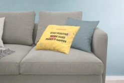 Sierkussens - Kussen - Motiverende Quote 'Stay Positive, Work Hard Op Een Gele Achtergrond - 60x40 Cm - Kussen Van Katoen -Pillowmonkey 1200x800 1617
