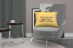 Sierkussens - Kussen - Motiverende Quote 'Stay Positive, Work Hard Op Een Gele Achtergrond - 60x40 Cm - Kussen Van Katoen -Pillowmonkey 1200x800 1618