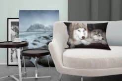 Sierkussens - Kussen - Grote Hond Met Een Kleine Pup Op De Bank - 50x30 Cm - Kussen Van Katoen -Pillowmonkey 1200x800 1668