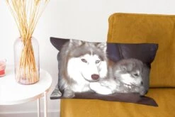 Sierkussens - Kussen - Grote Hond Met Een Kleine Pup Op De Bank - 50x30 Cm - Kussen Van Katoen -Pillowmonkey 1200x800 1669