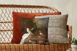 Kussenhoes 40x40 Cm - Een Pelikaan En Ander Gevogelte Bij Een Waterbassin - Schilderij Van Melchior D'Hondecoeter - Katoen / Polyester - Voor Binnen -Pillowmonkey 1200x800 178
