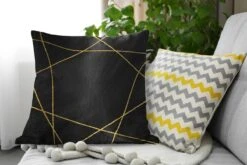 Sierkussens - Kussen - Geometrisch Patroon Van Gouden Lijnen Op Een Zwarte Achtergrond - 60x60 Cm - Kussen Van Katoen -Pillowmonkey 1200x800 1856