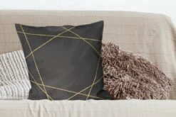 Sierkussens - Kussen - Geometrisch Patroon Van Gouden Lijnen Op Een Zwarte Achtergrond - 60x60 Cm - Kussen Van Katoen -Pillowmonkey 1200x800 1857