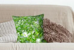 Sierkussens - Kussentjes Woonkamer - 45x45 Cm - Groene Planten Op Ondergrond Van Tropisch Gebied -Pillowmonkey 1200x800 1882