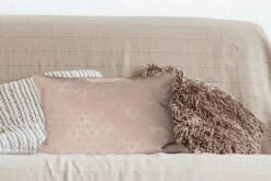 Sierkussens - Kussen - Luxe Patroon Van Kleine En Roségouden Zeshoeken Op Een Roze Achtergrond - 50x30 Cm - Kussen Van Katoen -Pillowmonkey 1200x800 1900