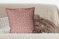Sierkussens - Kussentjes Woonkamer - 60x60 Cm - Patronen - Vloerkleed - Roze -Pillowmonkey 1200x800 1908