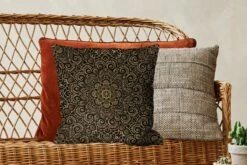 Sierkussens - Kussen - Gouden Patroon Op Een Zwarte Achtergrond - 45x45 Cm - Kussen Van Katoen -Pillowmonkey 1200x800 1944