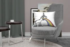 Sierkussens - Kussen - Een Illustratie Van Een Eenhoorn Die Een Regenboog Uitspuwt - 60x40 Cm - Kussen Van Katoen 10 Sierkussens - Kussen - Een Illustratie Van Een Eenhoorn Die Een Regenboog Uitspuwt - 60x40 Cm - Kussen Van Katoen -Pillowmonkey 1200x800 2041